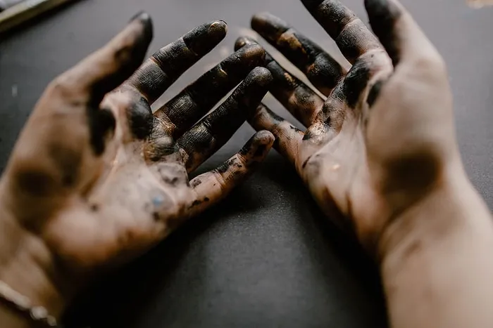 一个绘画艺术家画的凌乱的手