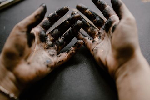 一个绘画艺术家画的凌乱的手