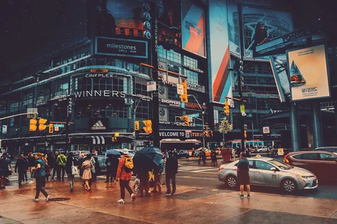 人们走在大楼旁边的十字路口附近