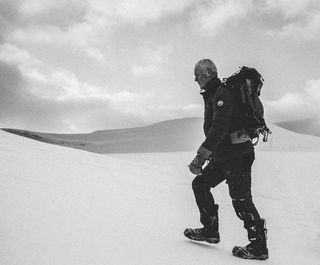 斯瓦尔巴特群岛和扬马延岛、longyearbyen、黑白、雪、山、徒步旅行、攀登、冬季