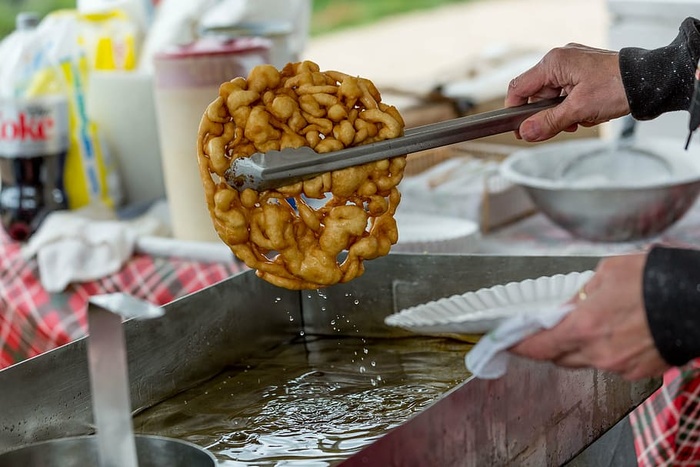 漏斗蛋糕、热油脂、热油、烹饪、节日、烹饪、加热、准备