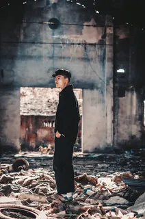 身穿黑色长袖衬衫的站立男子