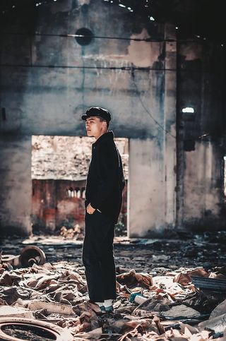 身穿黑色长袖衬衫的站立男子