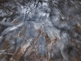 灰色和棕色纺织品