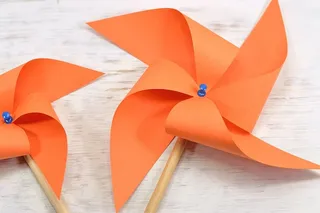 两台橙色纸风车