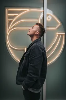 男人站着抬头看