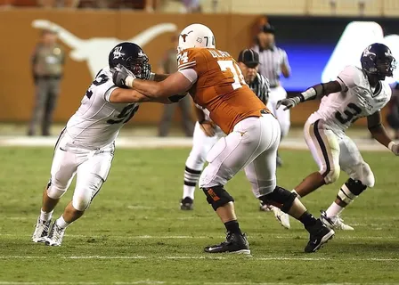 男人们白天跑步踢足球