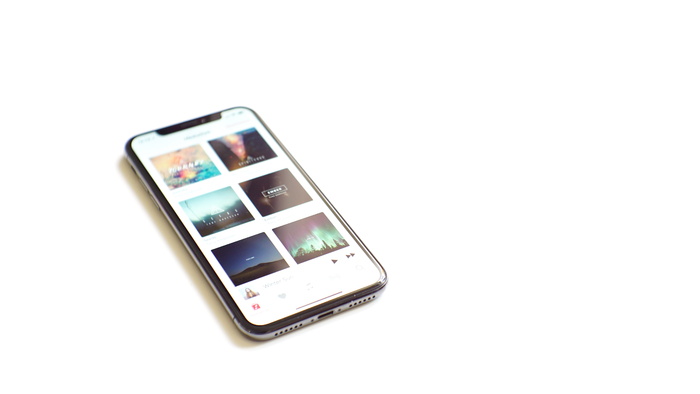 白色表面上的空间灰色iPhone X