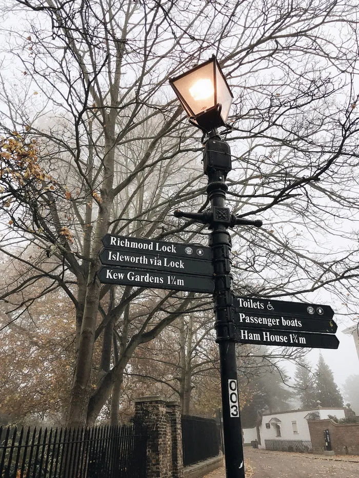 带方向标志的带灯黑色铸铁柱灯