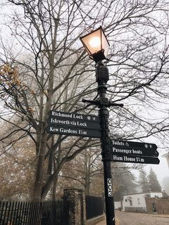 带方向标志的带灯黑色铸铁柱灯