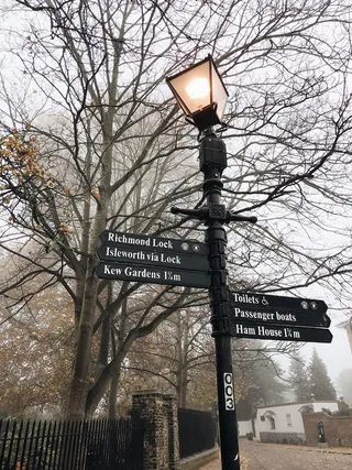 带方向标志的带灯黑色铸铁柱灯