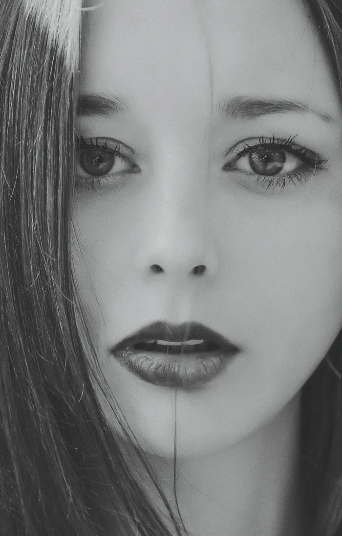 女性面部的灰度照片