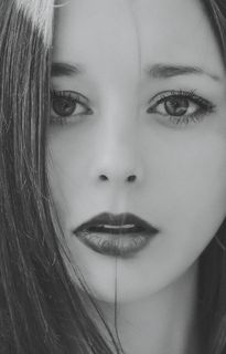 女性面部的灰度照片