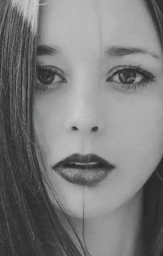 女性面部的灰度照片