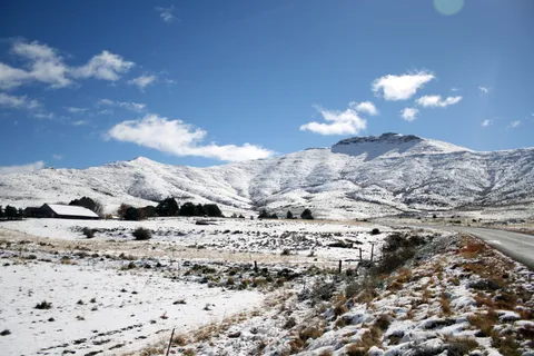 南非,东开普省,山脉,雪,冬天,山峰,农舍,天空 南非,东开普省,山脉,雪,冬天,山峰,农舍,天空