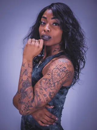 左手托着下巴的女人