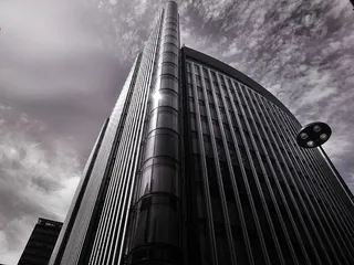 灰色混凝土建筑的蠕虫视角