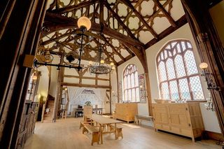 低角度摄影，桌子，长凳，内部，房屋，长方形，棕色