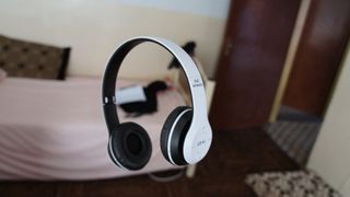 电子产品，耳机，耳机，家具，青少年，室内，屏幕，防火屏