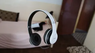 电子产品，耳机，耳机，家具，青少年，室内，屏幕，防火屏