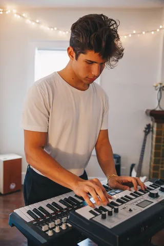 使用黑白键盘的人