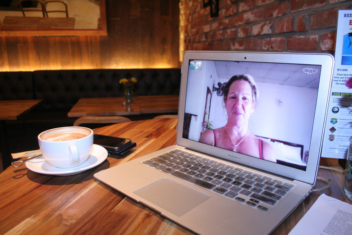 macbook air、turned、Side、white、ceramic、cup、woman、display