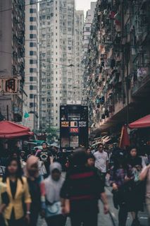 在市场上行走的人