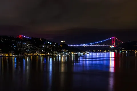 夜间博斯普鲁斯/博加齐奇、城市、色彩、照明、反射、呼尔基奥坎塔巴克、伊斯坦布尔、呼尔基奥坎塔巴克