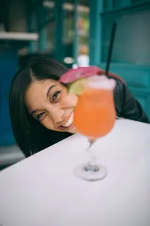 透明玻璃中的橙色液体