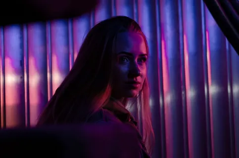 人,人,家居装饰,窗帘,霓虹灯,夜晚,女孩,灯光 人,人,家居装饰,窗帘,霓虹灯,夜晚,女孩,灯光