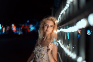 靠在栅栏上的女人