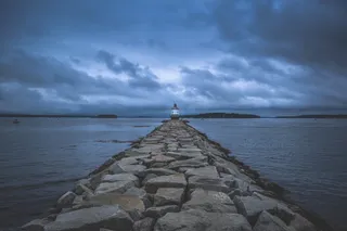 照片，灰色，岩石形成通道，中午，灯塔，码头，缅因州，多云