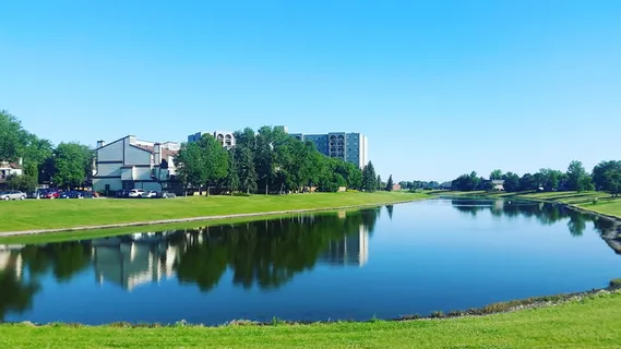 建筑,汽车,蓝天,碧水,水体,建筑物,平静的水域,运河 建筑,汽车,蓝天,碧水,水体,建筑物,平静的水域,运河