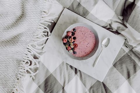 盛有酸奶、姜饼和水果的碗