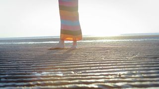 站在岸上的人的浅焦照片