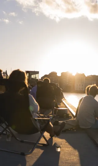 黄金时段坐在水体旁的人们