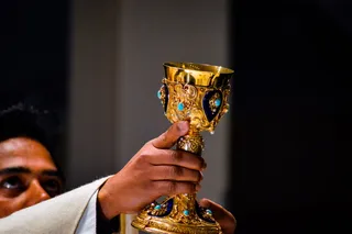 举起金色圣杯的牧师