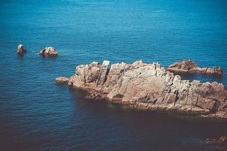 鸟瞰、观景摄影、岩层、身体、水、棕色、山、白天