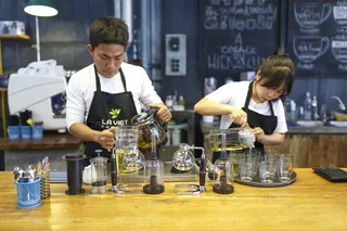 男人和女人拿着投手站着