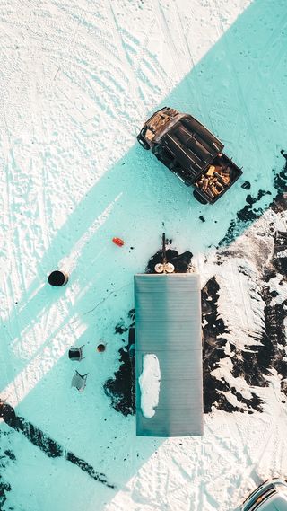 停在房子旁边的车辆