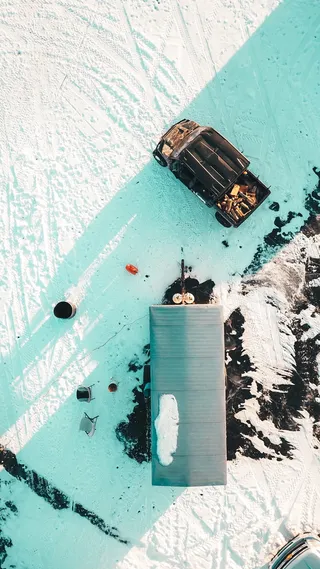 停在房子旁边的车辆