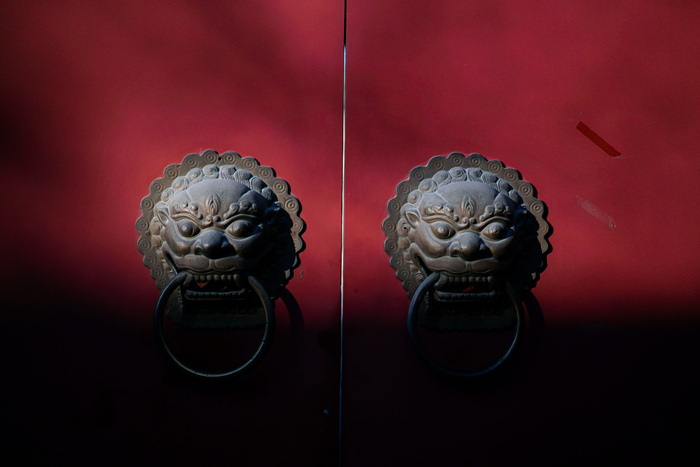 中国北京，北锣鼓巷, 中国红，门，阴影，中国风格，旧时尚