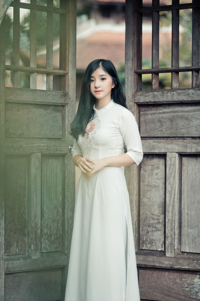 站在门之间的女人