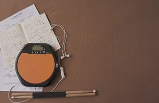 纸，音乐，笔记本，鼓槌，室内，静物，没有人，桌子