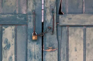 蓝色，木质，门，铜色挂锁，螺栓，封口，链条，木质