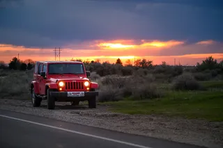 路边的红色吉普Suv