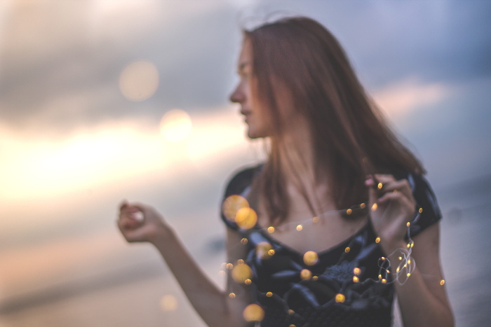 身穿黑色圆领帽袖衬衫的女士