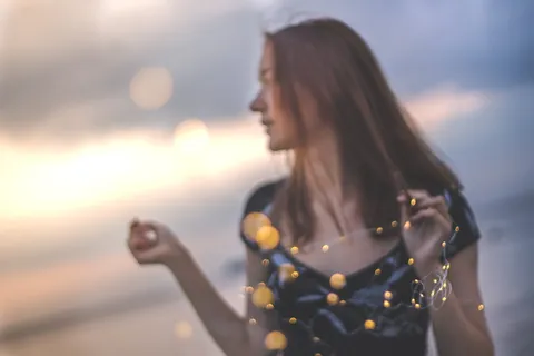 身穿黑色圆领帽袖衬衫的女士