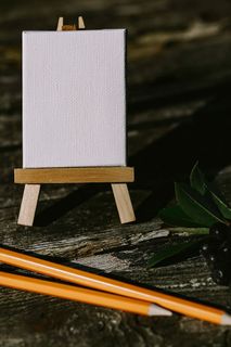 木头上的小花、铅笔和其他东西 木头上的小花、铅笔和其他东西