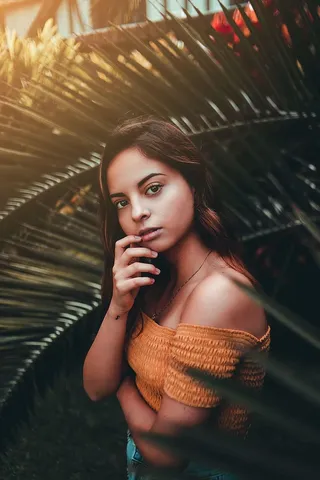 穿着橙色露肩上衣的女人